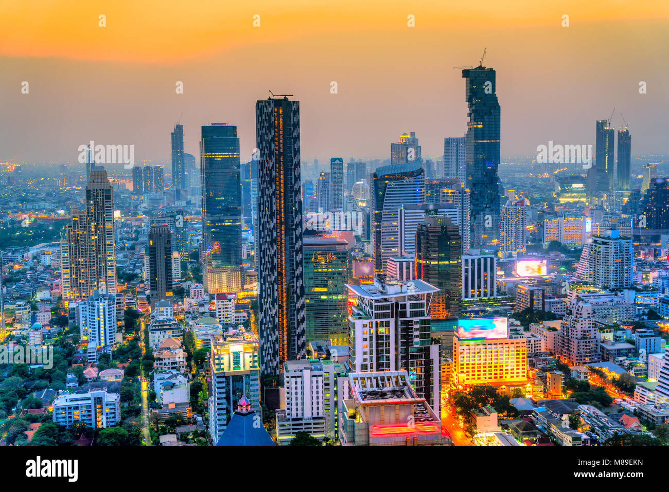 Luftaufnahme der Skyline von Bangkok bei Sonnenuntergang, Bangkok, Thailand. Stockfoto