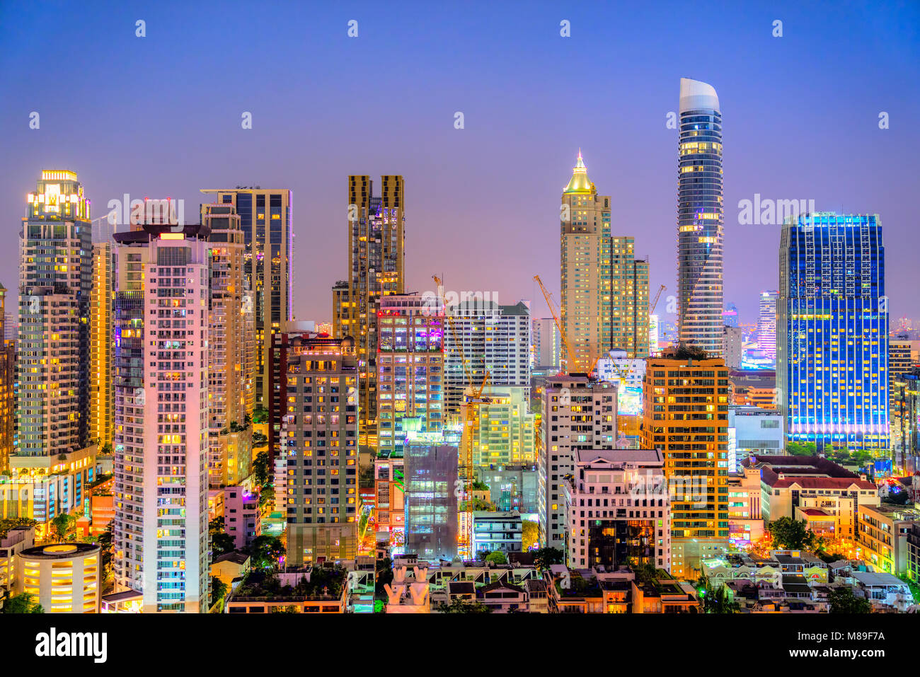 Luftaufnahme der Skyline von Bangkok bei Sonnenuntergang, Bangkok, Thailand. Stockfoto