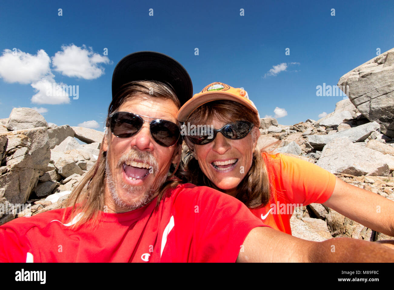 CA 03379-00 - Tom Kirkendall und Vicky Feder am Pass zwischen Goethe und Darwin Seen in der John Muir Wildnis Stockfoto
