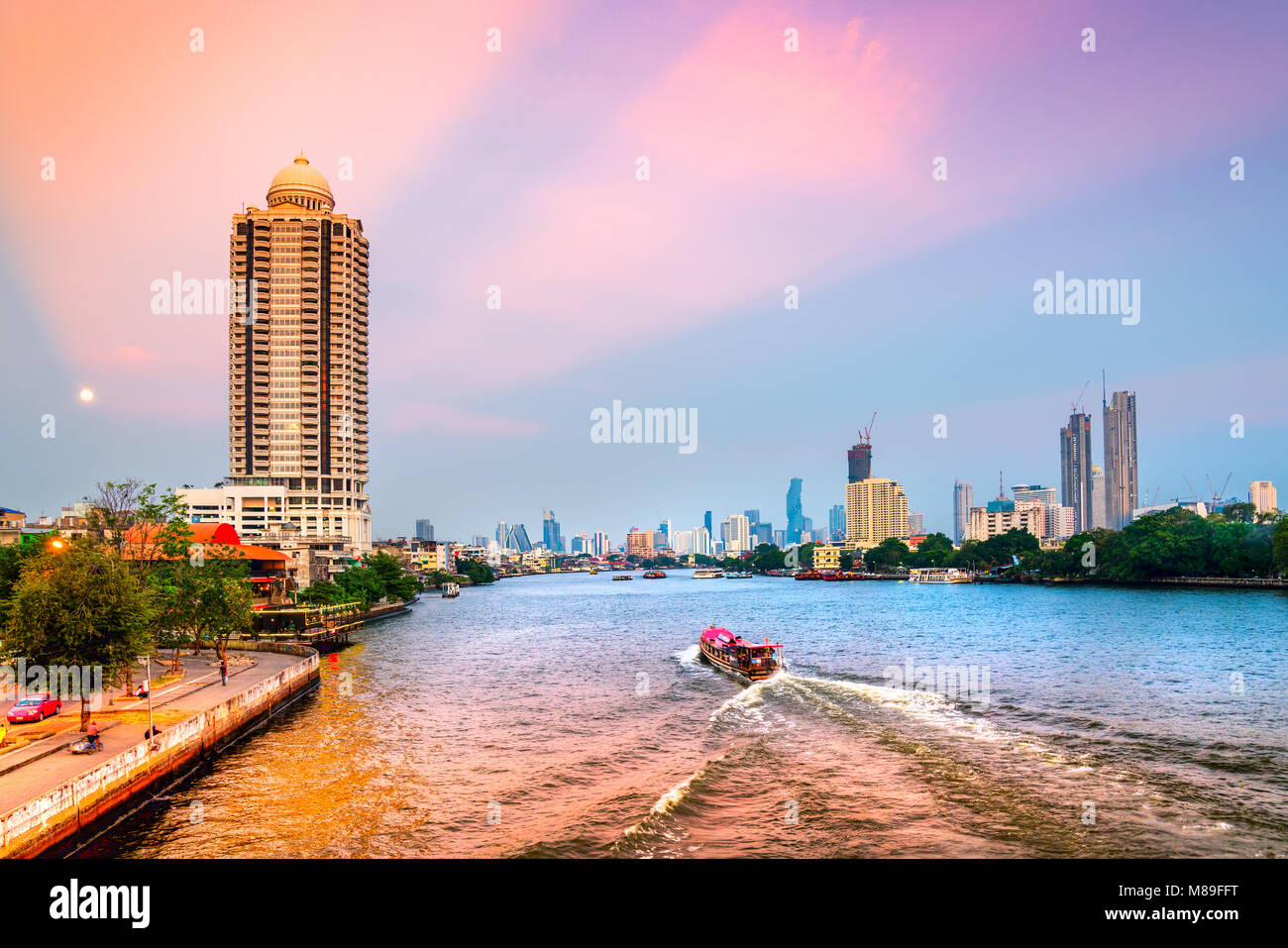 Blick auf die Skyline von Bangkok bei Sonnenuntergang, Bangkok, Thailand. Stockfoto