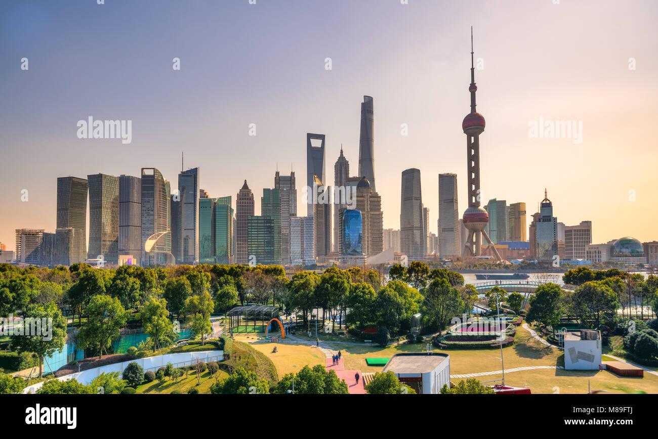 Shanghai Skyline der Stadt, mit Blick auf die Wolkenkratzer von Pudong und den Fluss Huangpu. China. Stockfoto