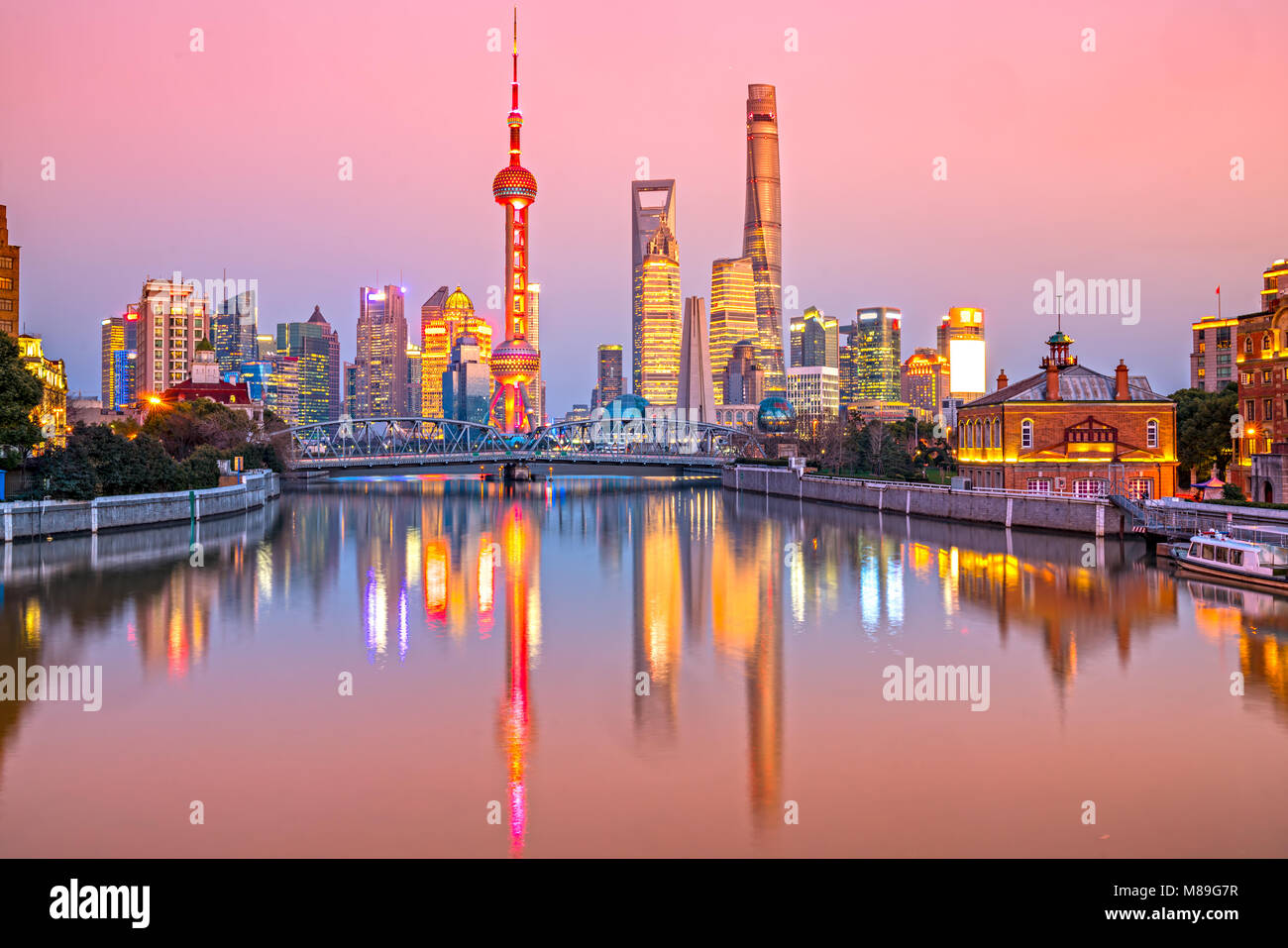 Shanghai Skyline der Stadt, mit Blick auf die Wolkenkratzer von Pudong und Waibaidu Brücke über den Fluss Huangpu. China. Stockfoto