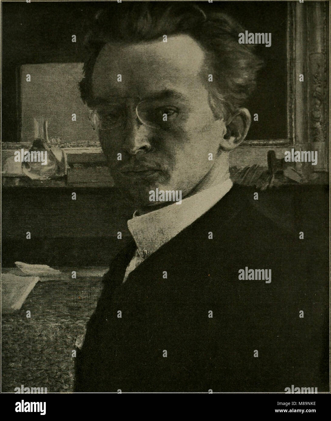 Jugendselbstbildnis (1892) ist ein Selbstbildnis des deutschen Künstlers Fritz Erler, das in seiner Jugend entstanden ist. Das Werk hebt Erlers frühen künstlerischen Stil hervor und ist ein bedeutendes Stück in seinem Portfolio, das seine Selbsterfahrung durch Kunst zeigt. Stockfoto