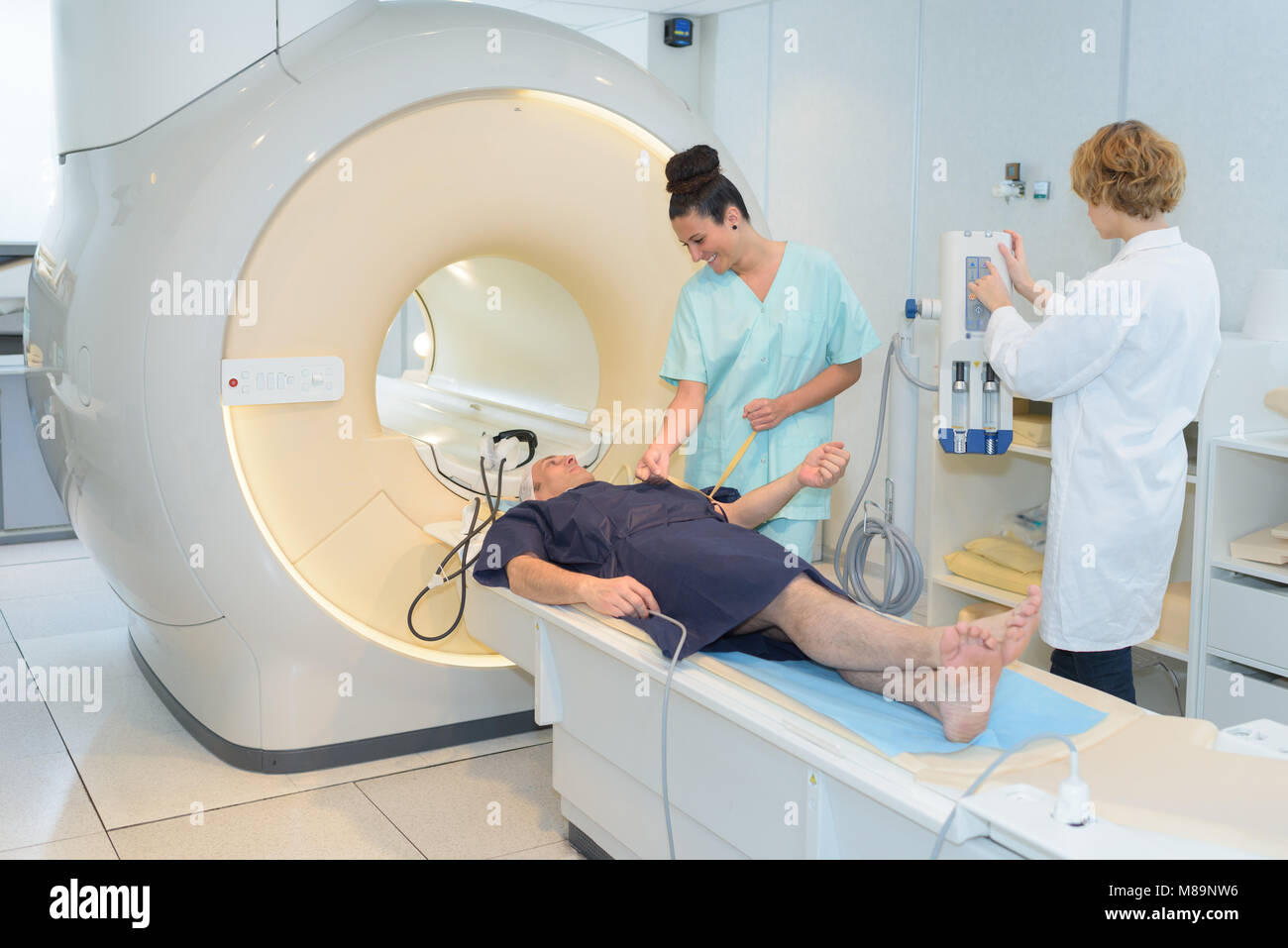 Ärztin bei Patienten, die sich einer CT-Scan Stockfoto