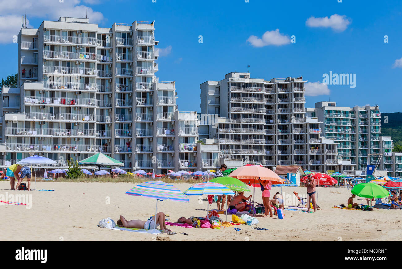 Das Schwarze Meer Küste, kristallklares Wasser, Strand mit Sand, Sonnenschirme und Sonnenliegen. Albena, Bulgarien Stockfoto