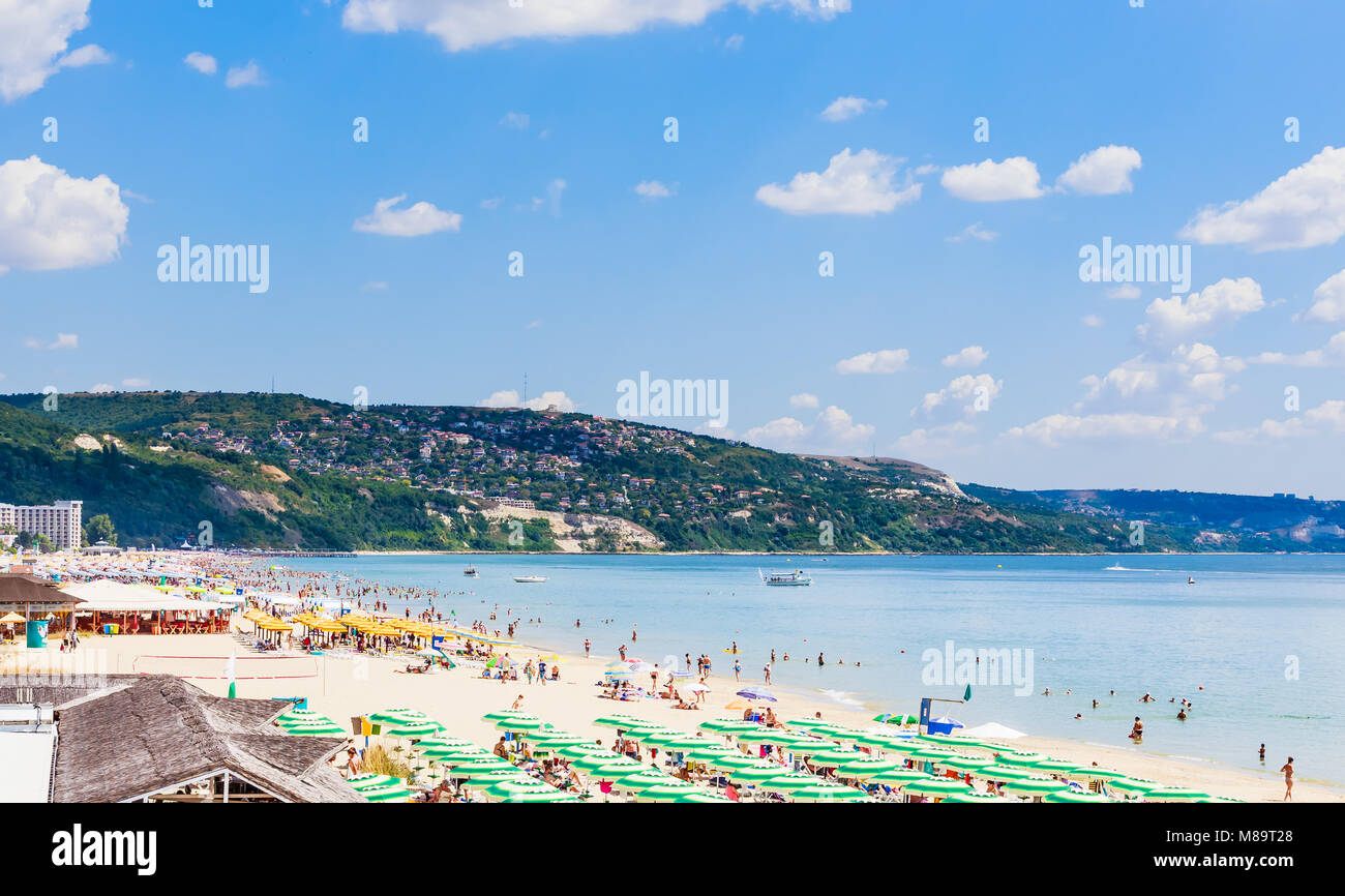 Das Schwarze Meer Küste, kristallklares Wasser, Strand mit Sand, Sonnenschirme und Sonnenliegen. Albena, Bulgarien Stockfoto