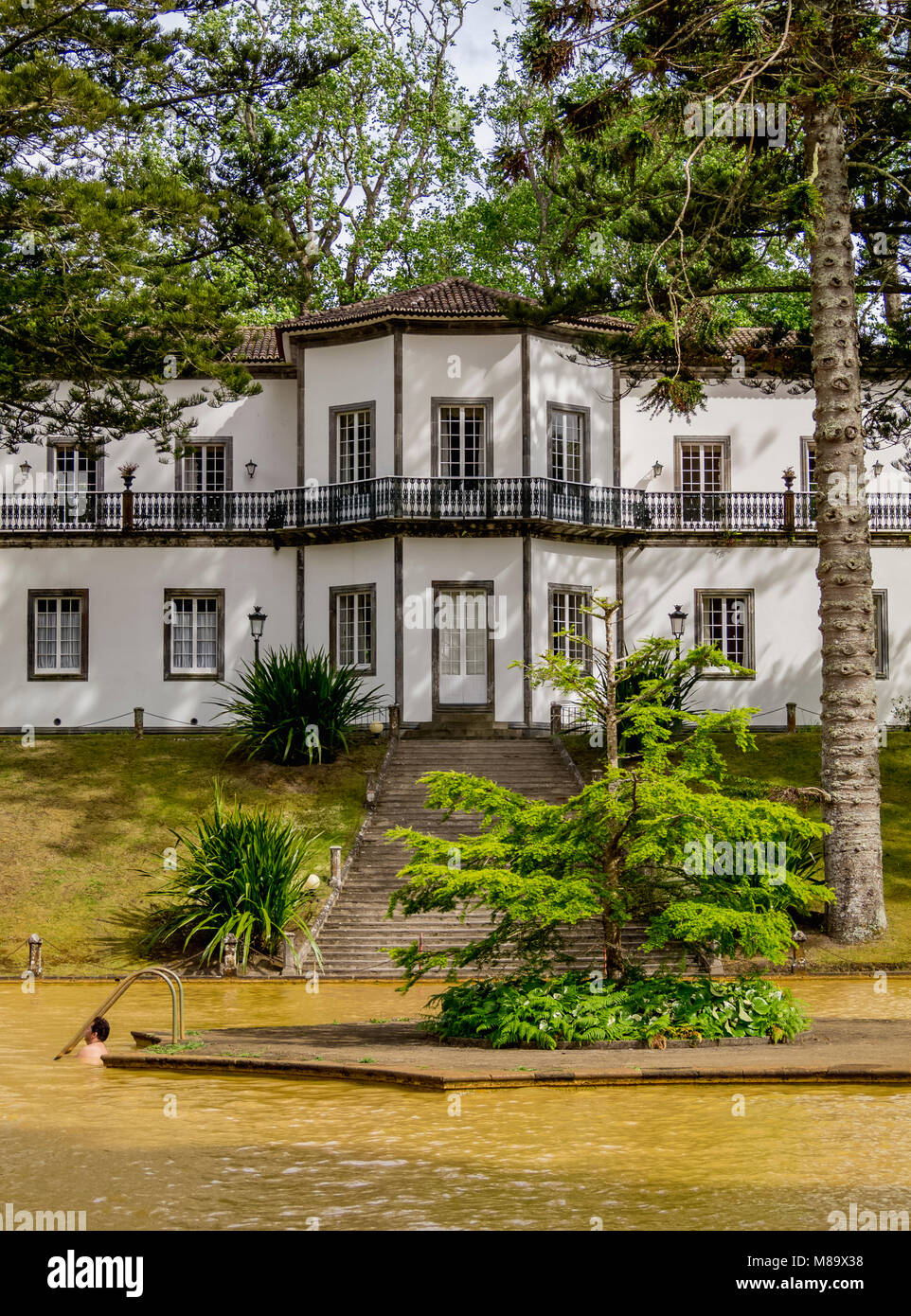 Thermalwasserbecken und Mansion House in Terra Nostra Park, Furnas, Sao Miguel, Azoren, Portugal Stockfoto