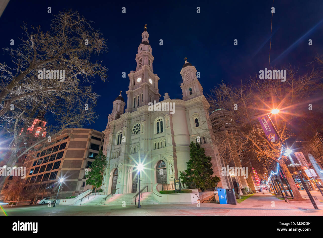 Nachtansicht der historischen Kathedrale des Heiligen Sakraments in Sacramento, Kalifornien Stockfoto