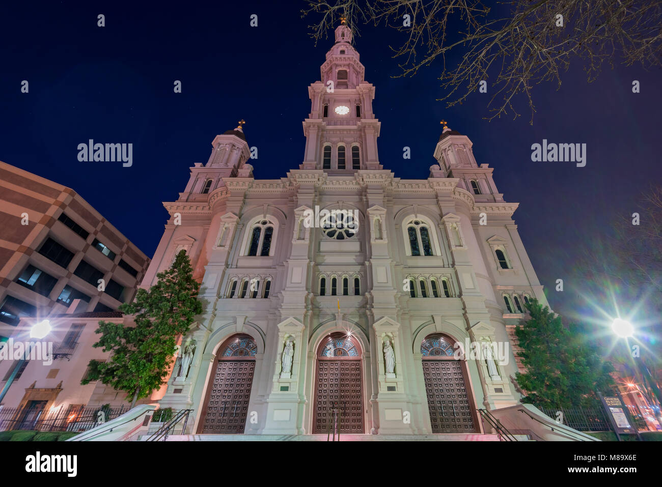 Nachtansicht der historischen Kathedrale des Heiligen Sakraments in Sacramento, Kalifornien Stockfoto