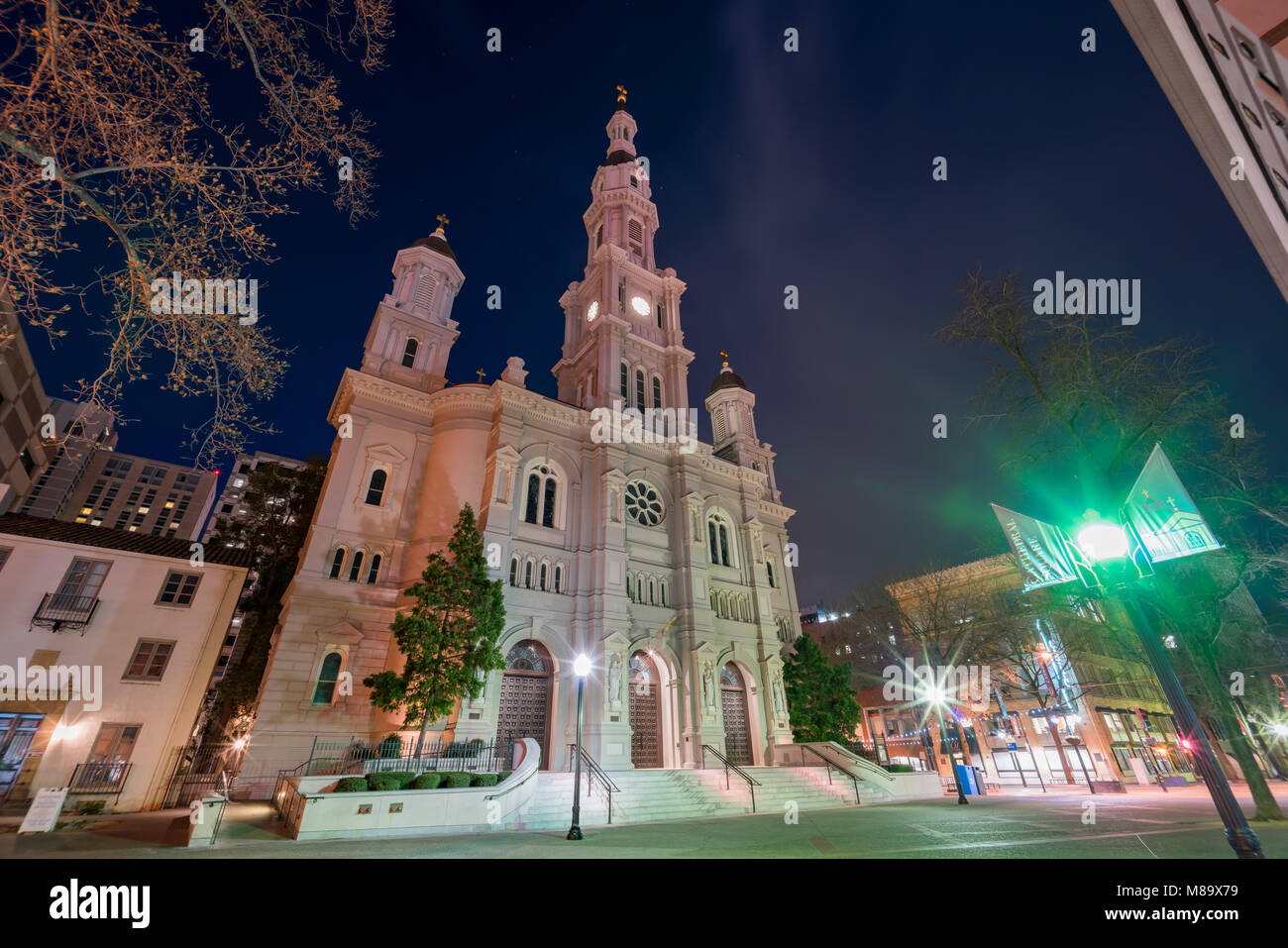 Nachtansicht der historischen Kathedrale des Heiligen Sakraments in Sacramento, Kalifornien Stockfoto