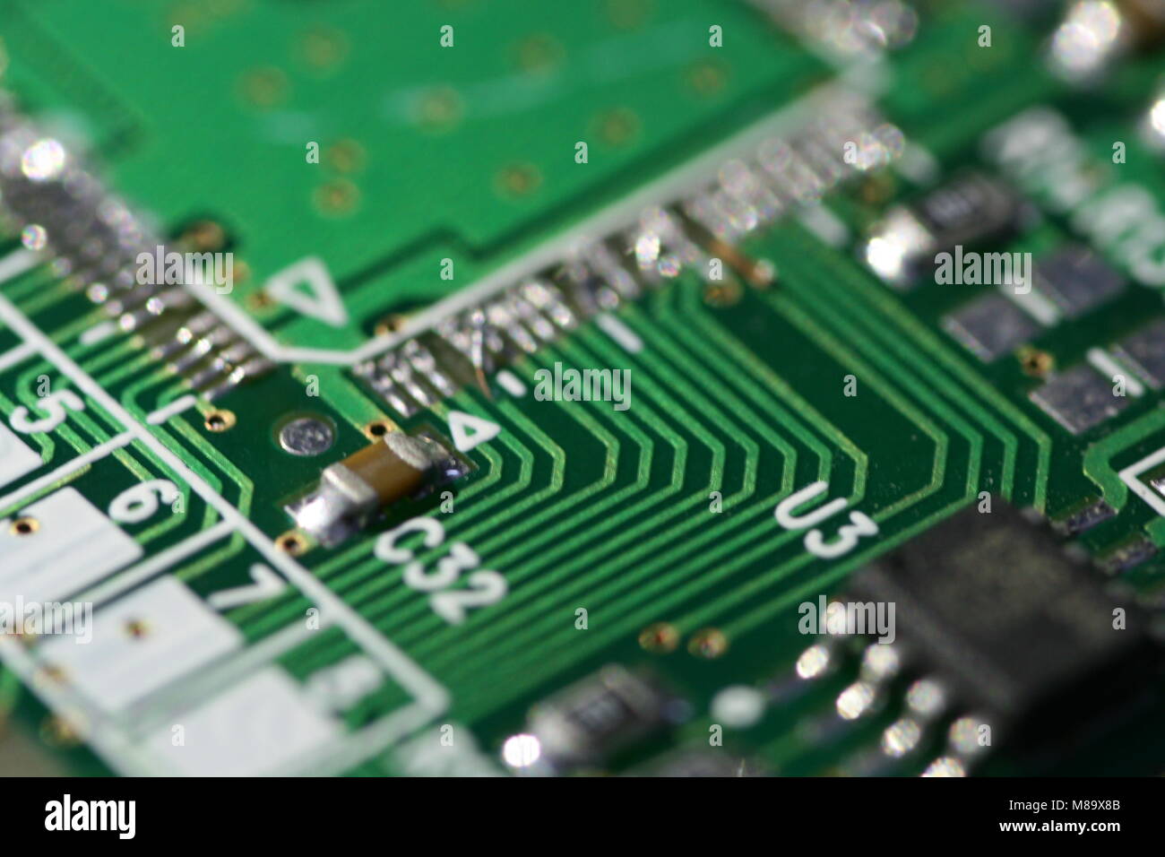 Mehrere SMD-Widerstände, die auf einer grünen Leiterplatte (PCB) gelötet  sind Stockfotografie - Alamy