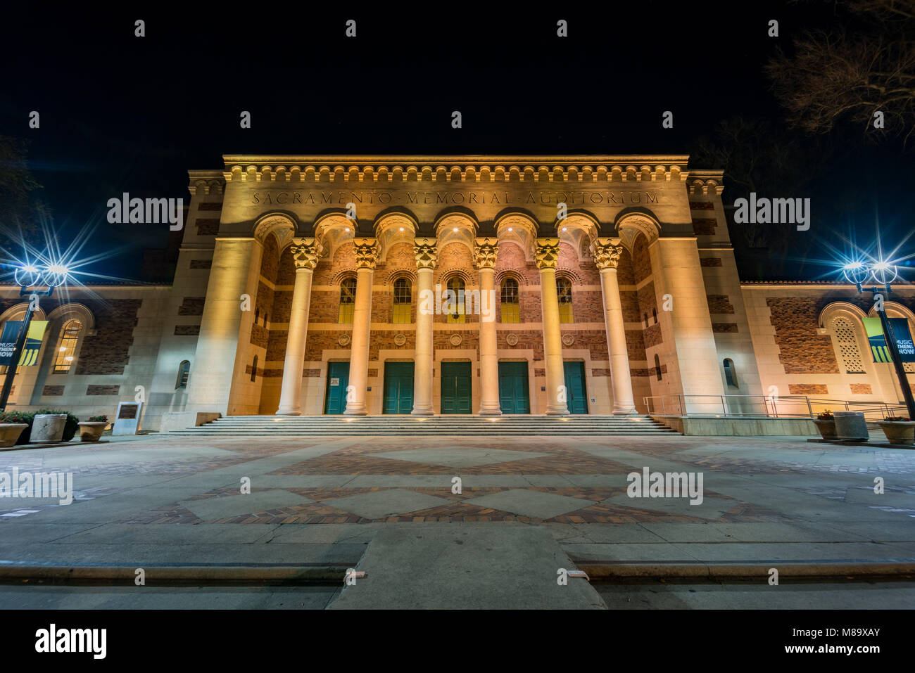 Äußere Nacht Blick von der schönen Sacramento Memorial Auditorium, Kalifornien Stockfoto