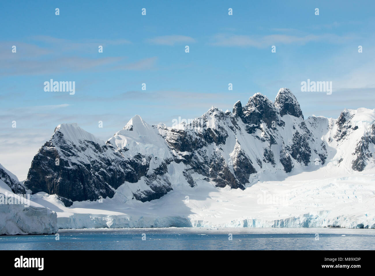 Eine schöne verschneite Landschaft in einer fantastischen Szene aus der Antarktis Stockfoto