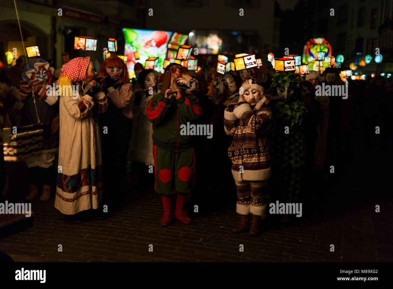 Gerbergasse, Basel, Schweiz - 19. Februar, 2018. Nahaufnahme von Carnival Teilnehmer tragen individuelle Kostüme mit beleuchteten Maske Laternen. Stockfoto
