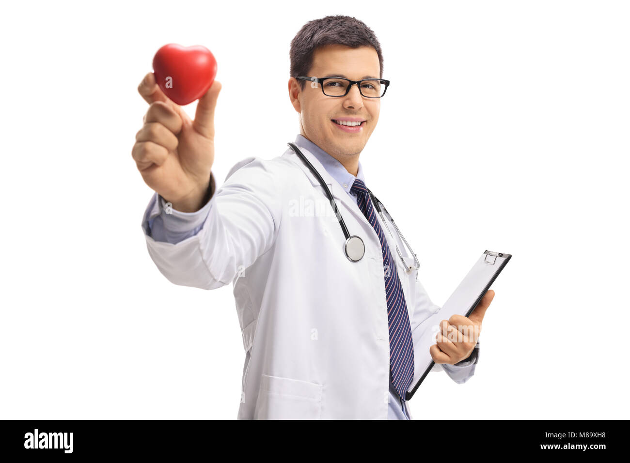 Arzt Holding ein Clipboard und zeigt ein Herz auf weißem Hintergrund Stockfoto