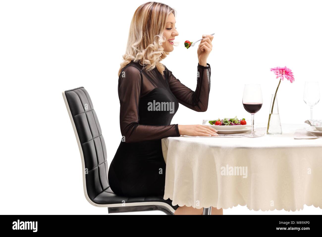 Junge Frau in einem Restaurant Tisch essen einen Salat auf weißem Hintergrund Stockfoto