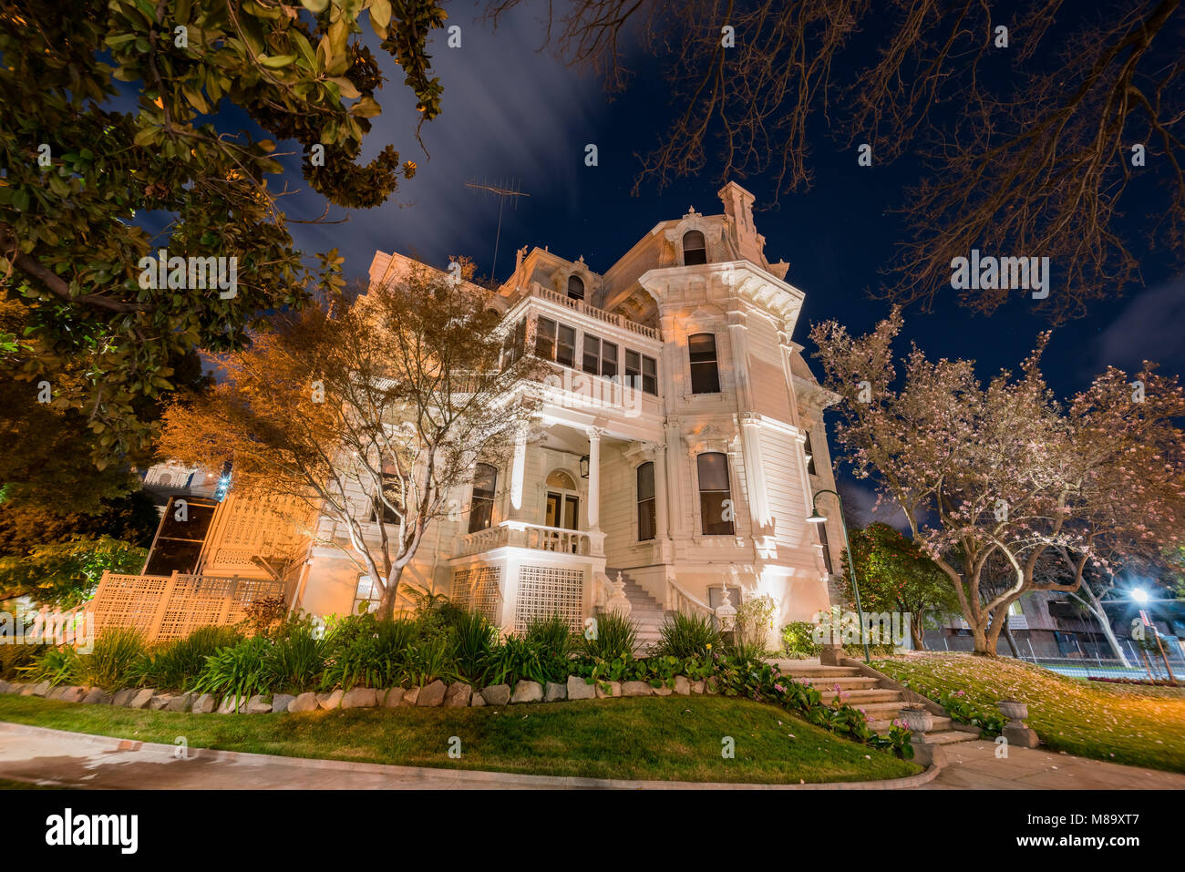 Äußere Nacht Blick von der schönen Villa Hof in Sacramento Stockfoto