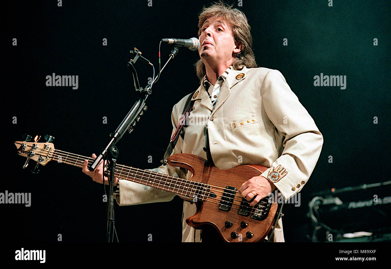 Washington DC. USA, 4. Juli 1990 Paul McCartney führt am vierten Juli Konzert in der Robert F. Kennedy Fußballstadion. Credit: Mark Reinstein/MediaPunch Stockfoto