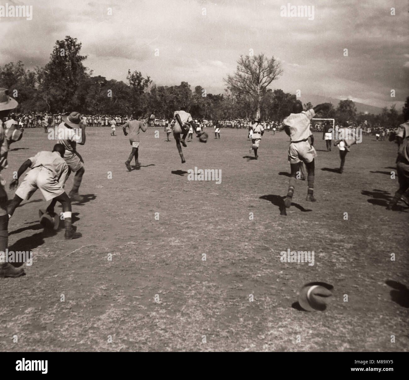 1940 East Africa - Armee - Soldaten spielen Fußball in Lager Stockfoto