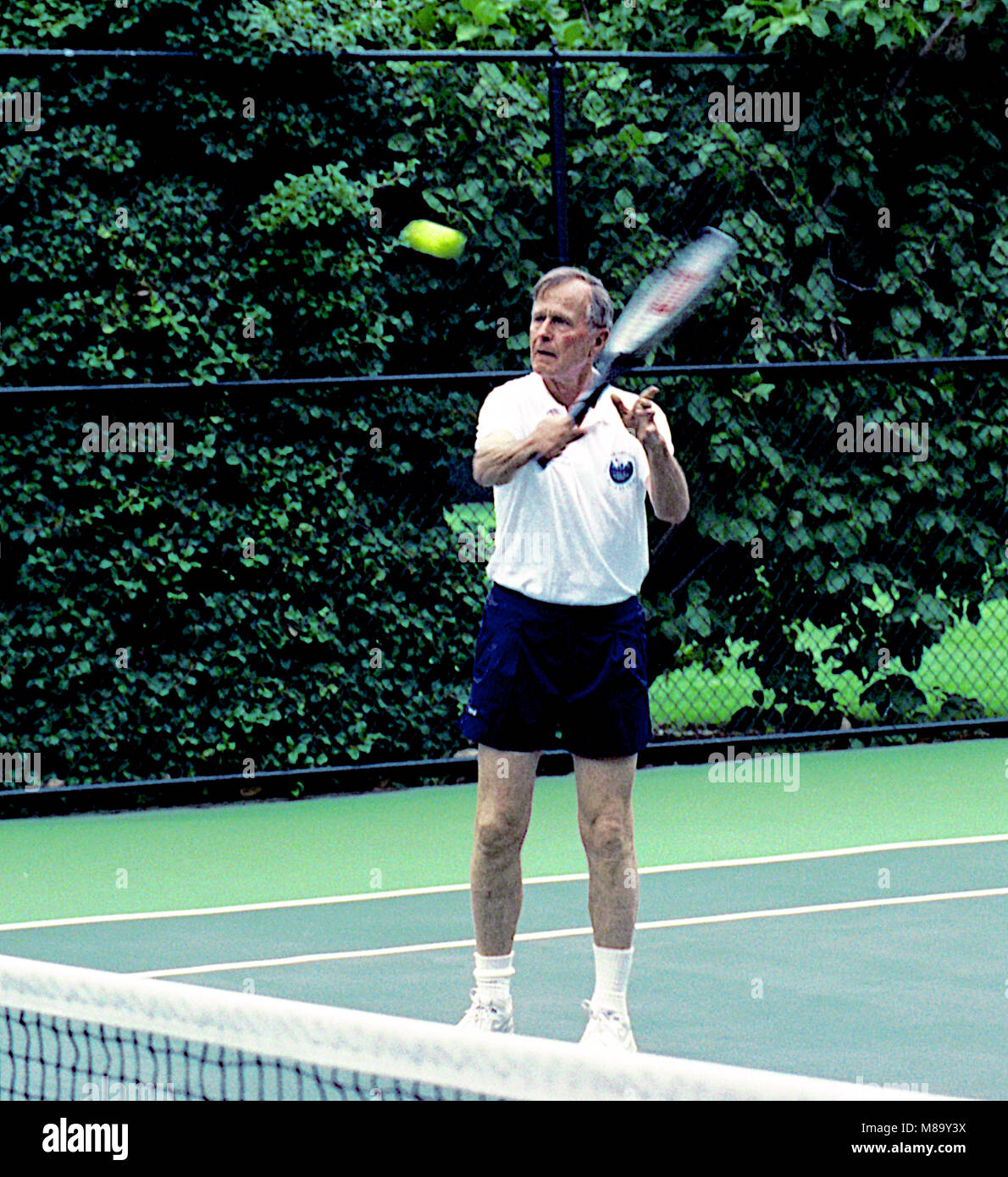 Washington DC. USA, 2. Juli 1991 Präsident George H.W. Bush spielt verdoppelt Tennis mit südkoreanischen Präsidenten Roh Tae-woo, während Präsident Woo's Besuch im Weißen Haus. Washington DC. USA, 2. Juli 1991 Präsident George H.W. Bush spielt verdoppelt Tennis mit südkoreanischen Präsidenten Roh Tae-woo, während Präsident Woo's Besuch im Weißen Haus. Credit: Mark Reinstein/MediaPunch Stockfoto