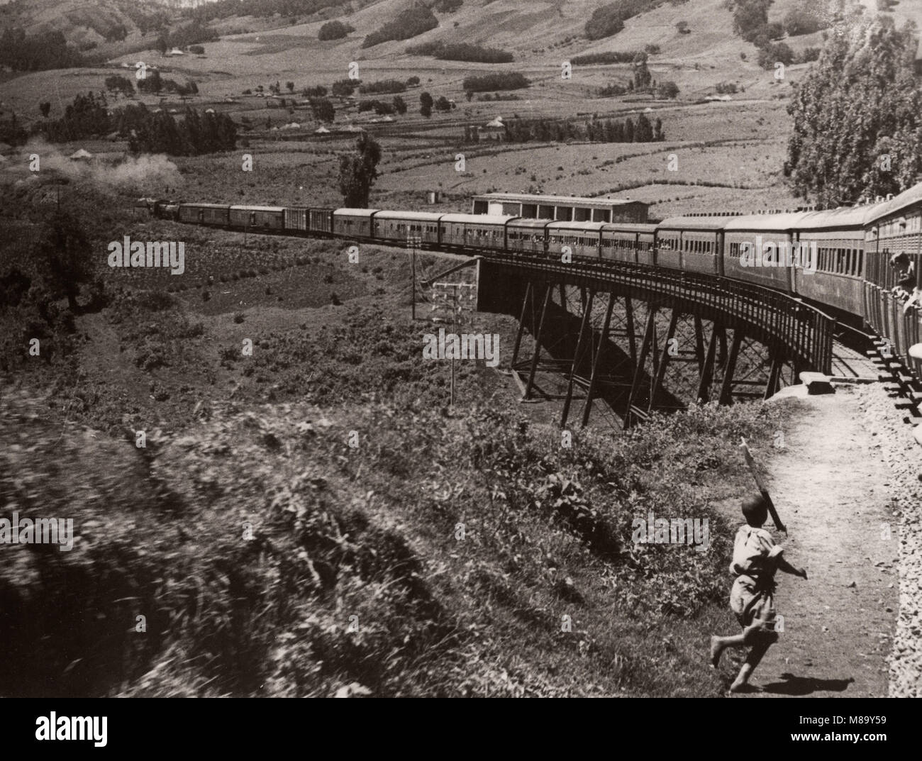 1940 East Africa - Zug absteigend die Böschung Limuru, Kenia Stockfoto