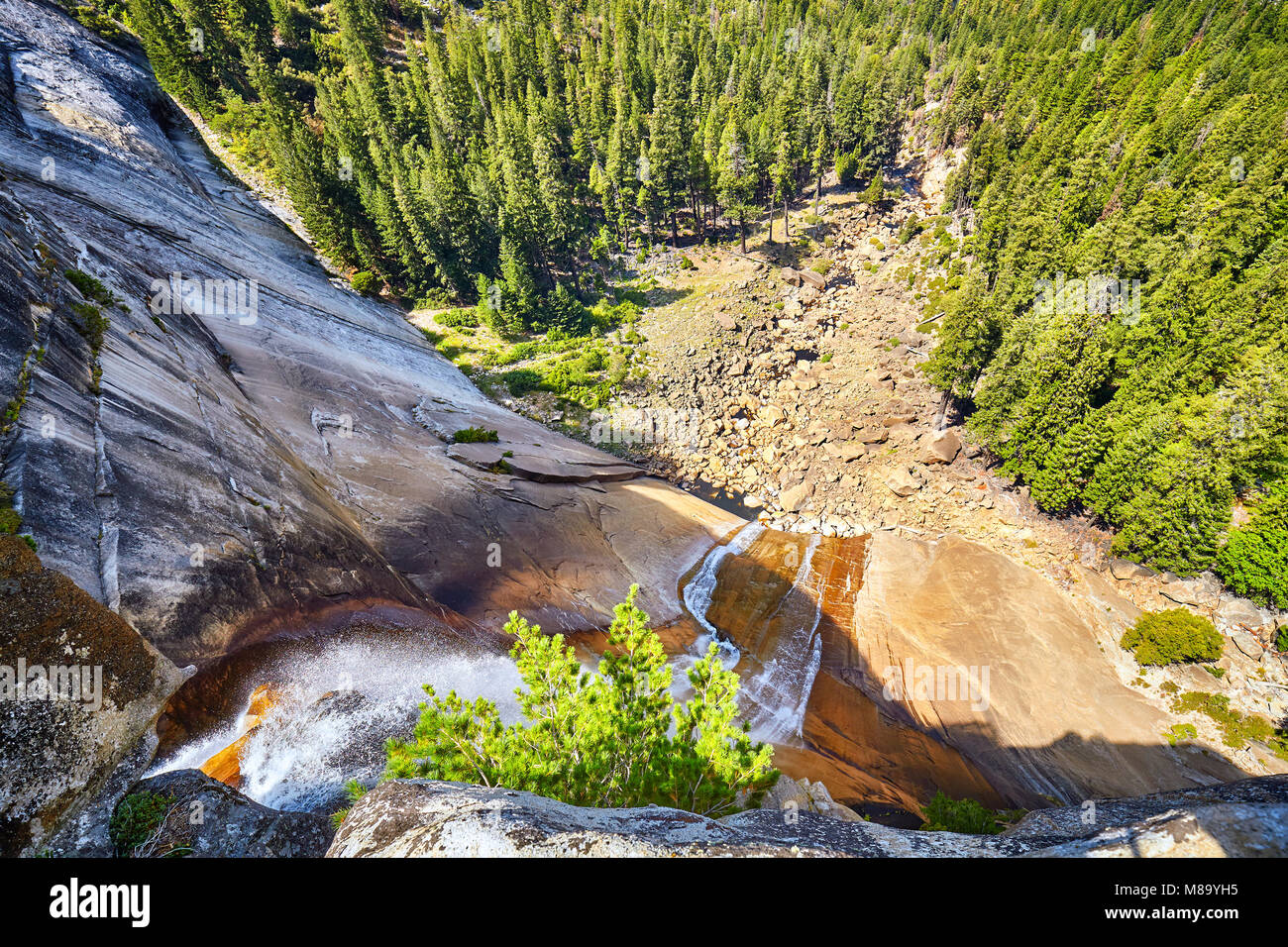 Auf der Suche an einem Wasserfall im Yosemite National Park, Kalifornien, USA. Stockfoto