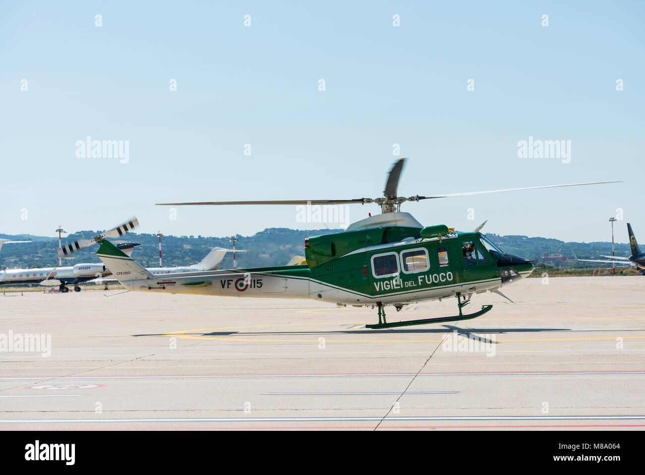 Agusta-Bell AB-412 Hubschrauber Landung von Corpo Nazionale dei Vigili del Fuoco am Flughafen Rom Ciampino Stockfoto