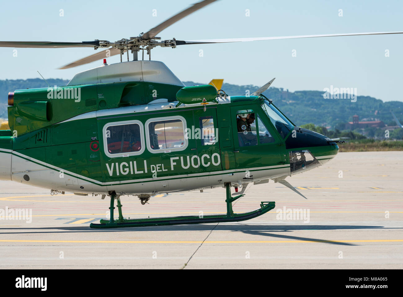 Agusta-Bell AB-412 Hubschrauber Landung von Corpo Nazionale dei Vigili del Fuoco am Flughafen Rom Ciampino Stockfoto