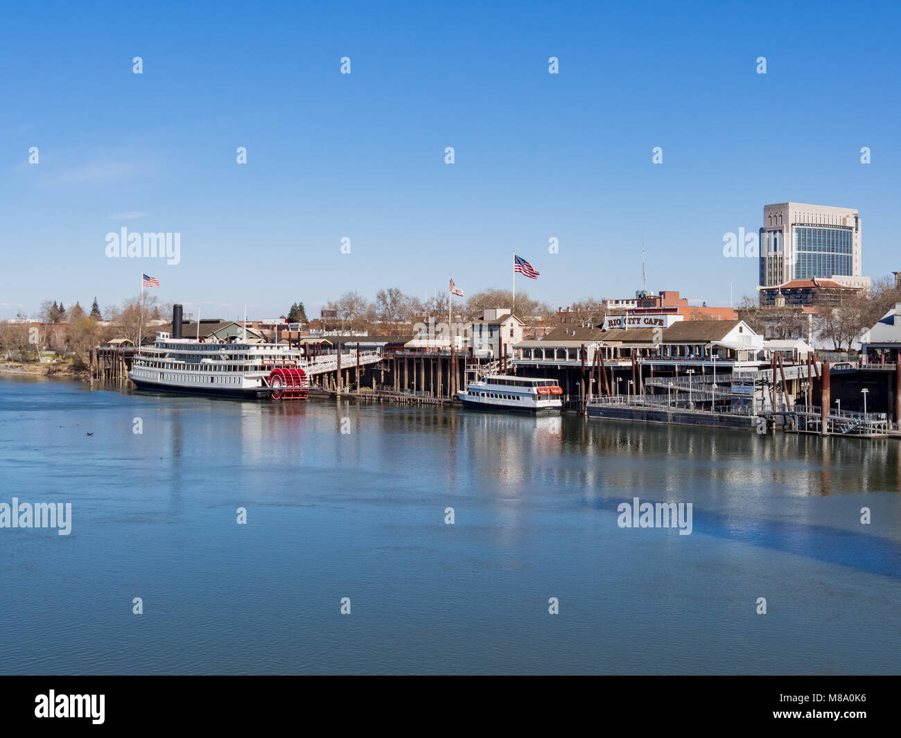 Sacramento, FEB 21: Nachmittag Blick auf Skyline mit Sacramento Sacramento River am 21.Februar, 2018 in Sacramento, Kalifornien Stockfoto