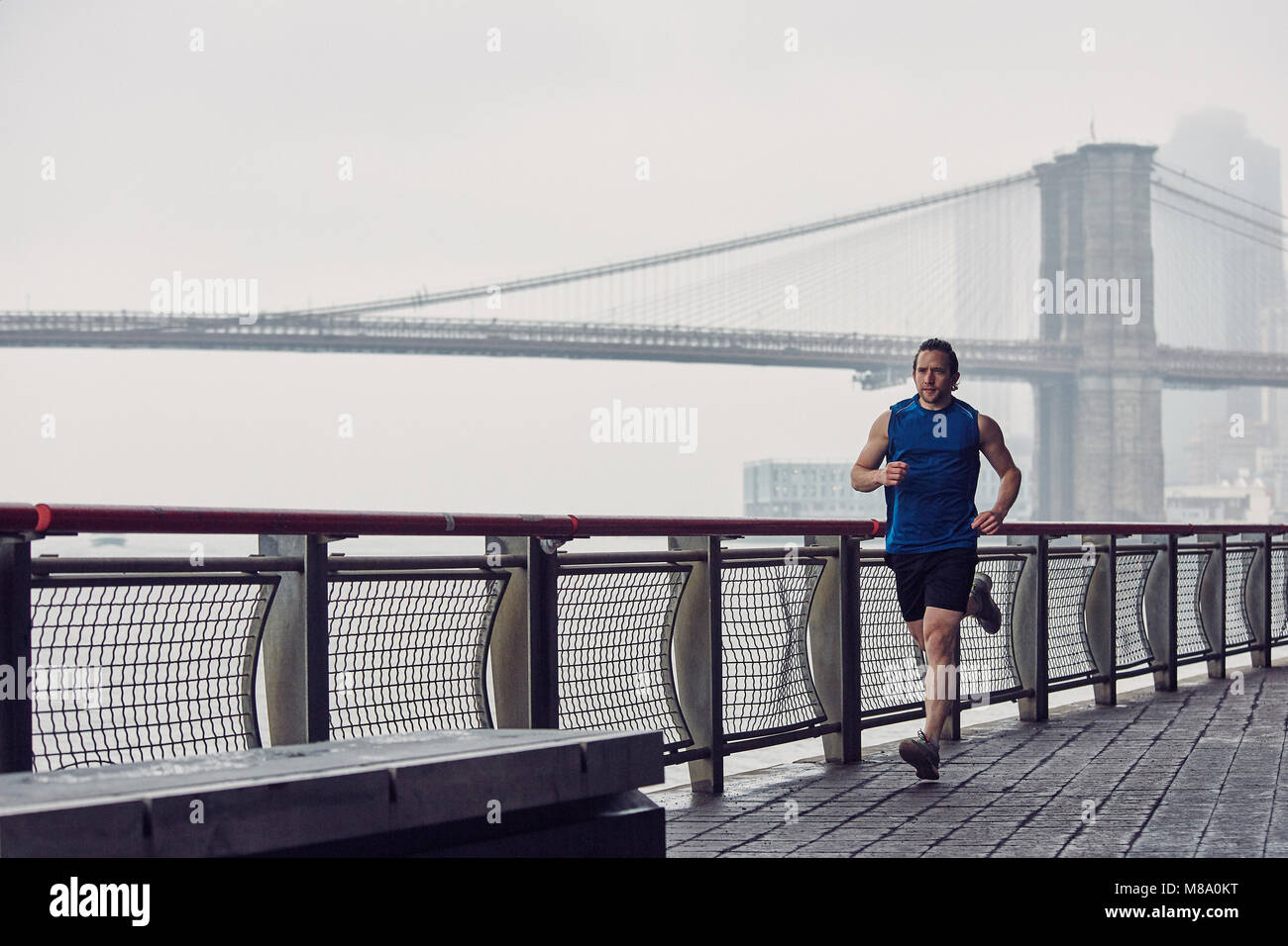Junge Kaukasier Männlich läuft in New York City Stockfoto