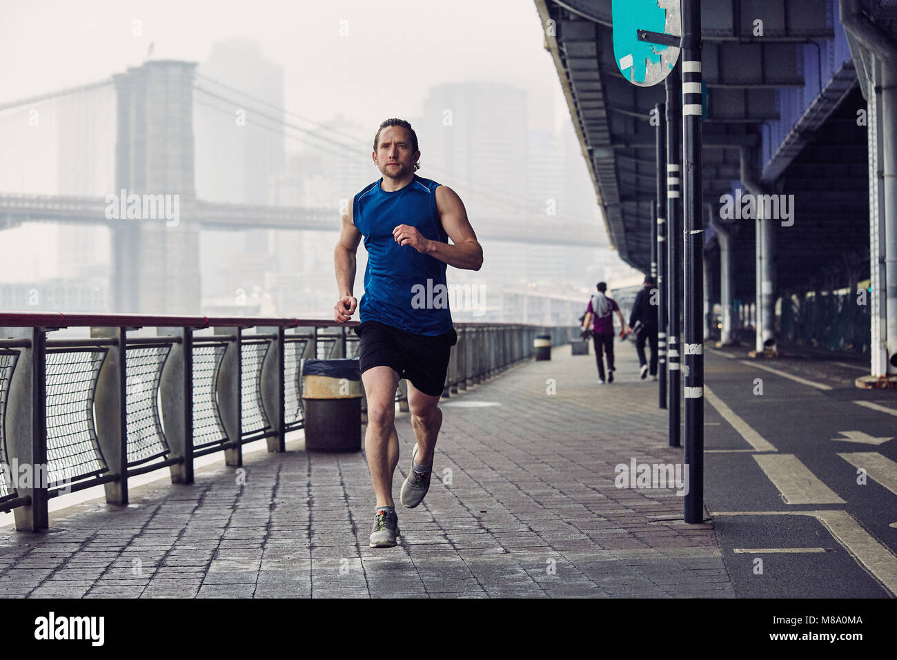 Junge Kaukasier Männlich läuft in New York City Stockfoto