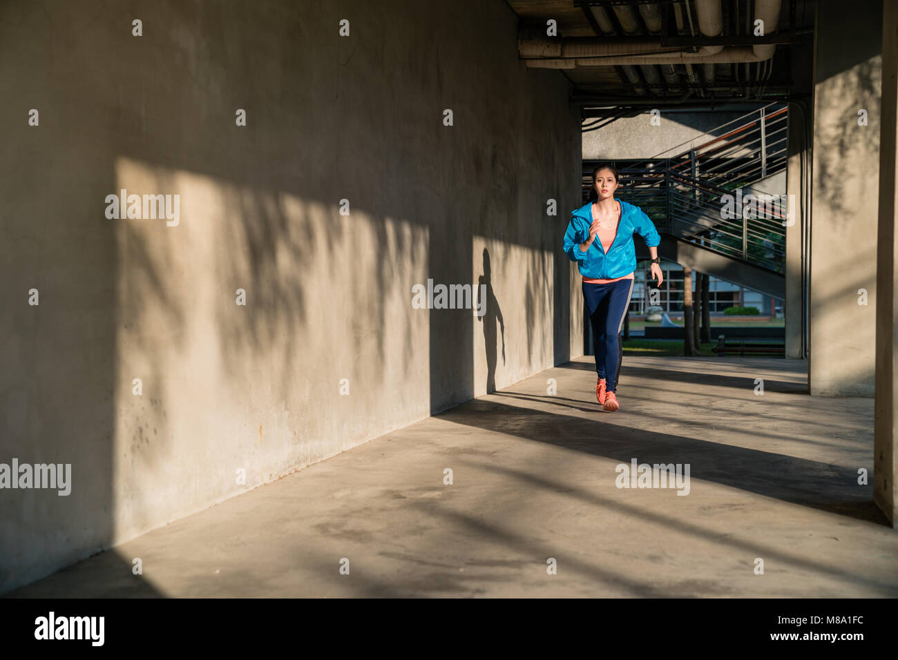 Aktiv gesund Lifestyle Mädchen tun übung Workout outdoor. Motivation zur Gewichtsabnahme, das städtische Leben. Fitness Sport und gesunde Lebensweise. Stockfoto