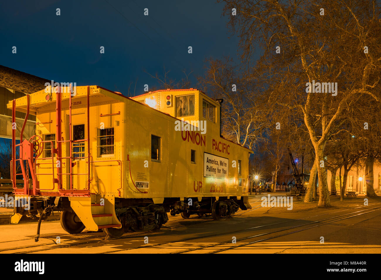 Nachtansicht der Union Pacific Zug und Baum an der Altstadt von Sacramento Stockfoto
