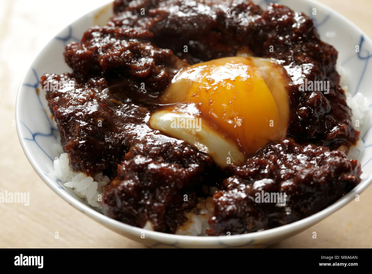 Miso Katsu Don (Schweinekotelett Schüssel mit Miso) Stockfoto