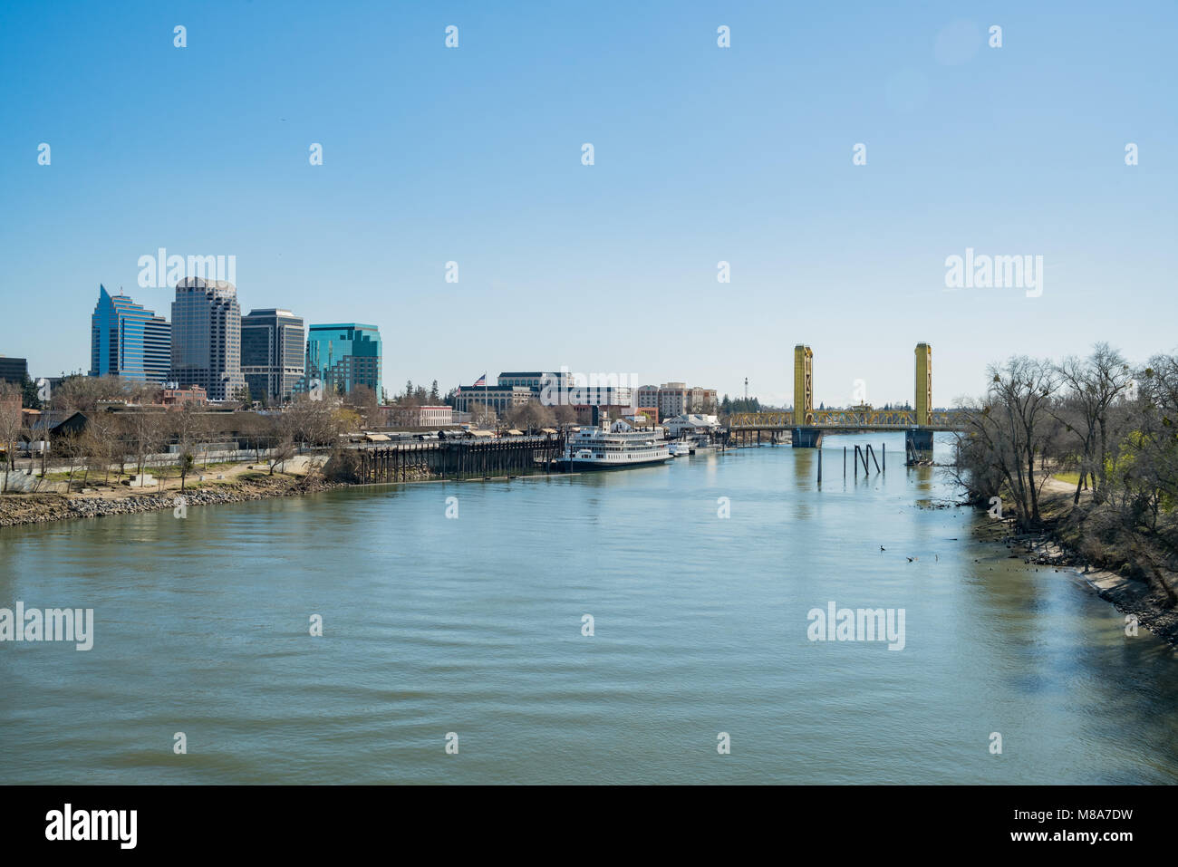 Sacramento, FEB 21: Nachmittag Blick auf Skyline mit Sacramento Sacramento River am 21.Februar, 2018 in Sacramento, Kalifornien Stockfoto