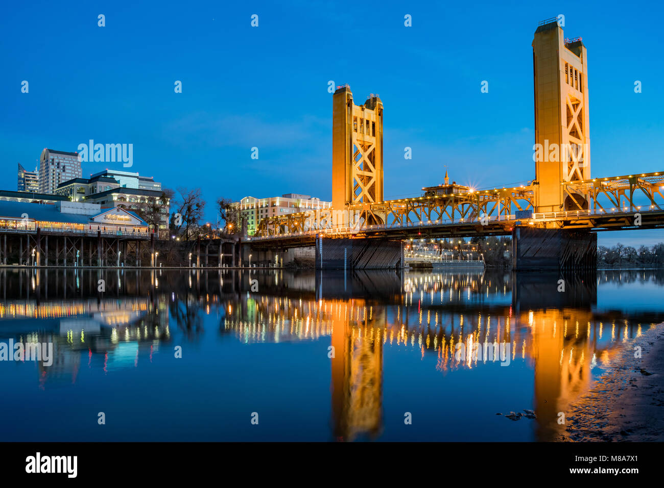 Nacht Blick auf die berühmte Tower Bridge von Sacramento, Kalifornien Stockfoto