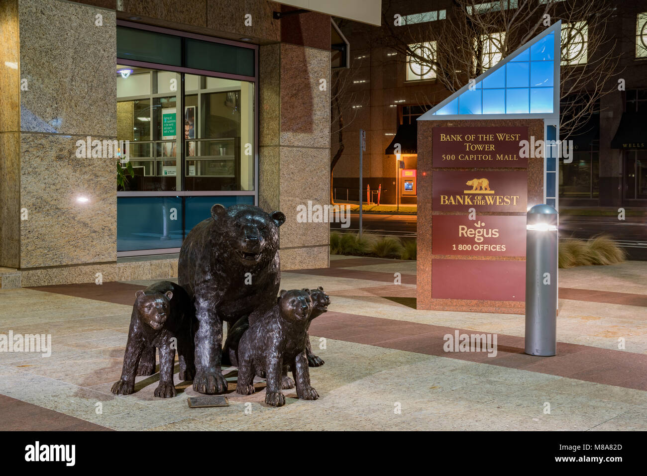 Sacramento, FEB 21: Nachtansicht der tragen, Kind Statue der Bank des Westens am 21.Februar 2018 in Kalifornien Stockfoto