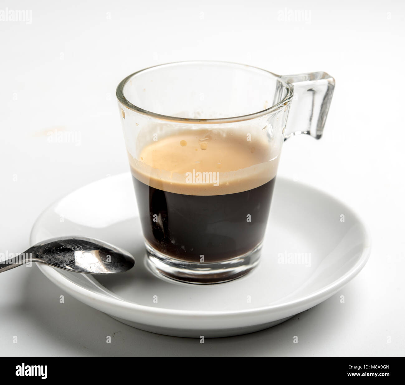Ein Glas Espresso auf weißem Hintergrund Stockfoto