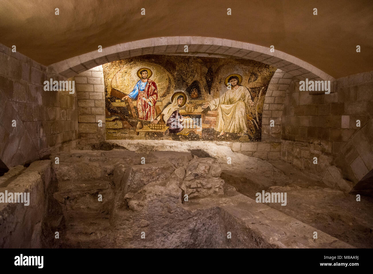 Israel, Nazareth, alte Taufe Becken in der unteren Ebene Kirche St. Joseph in der Basilika der Verkündigung Compound. im Jahr 1914 gebaut. Die Höhlen Stockfoto