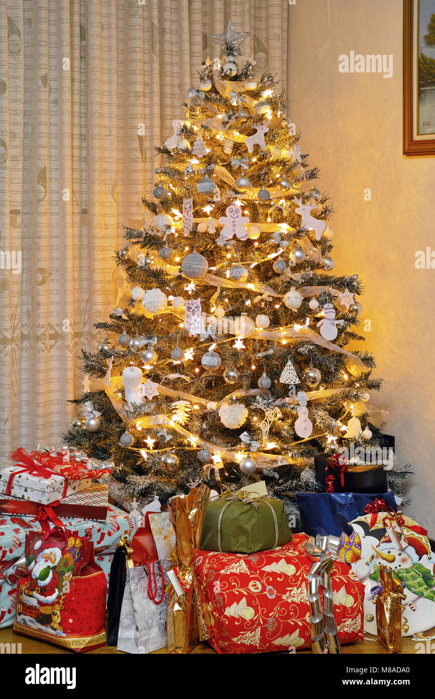 Weihnachtsbaum mit Geschenken um Stockfoto