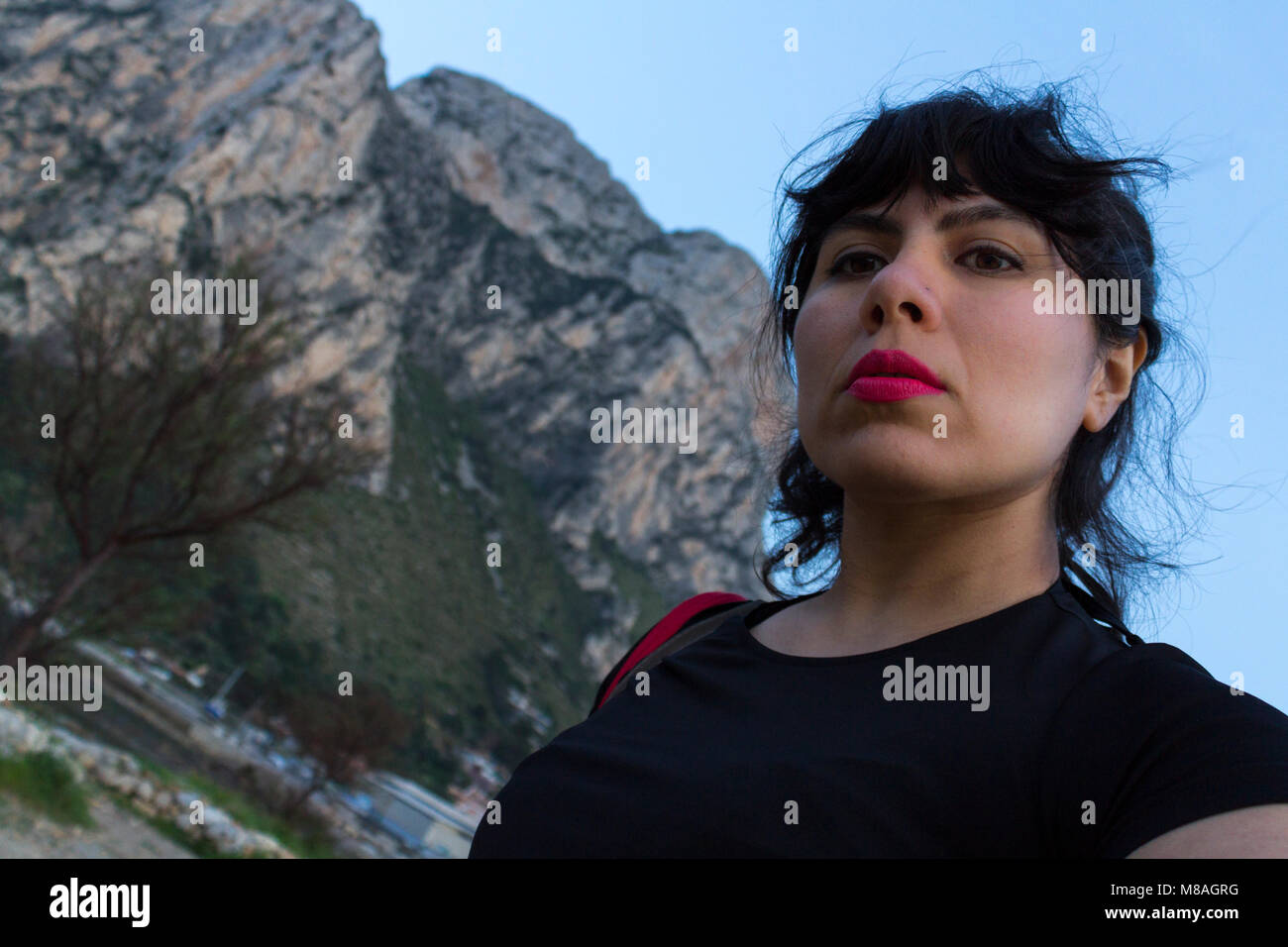 Porträt einer Hispanic Frau am Fuße des Monte Gallo. Palermo, Sizilien. Italien Stockfoto