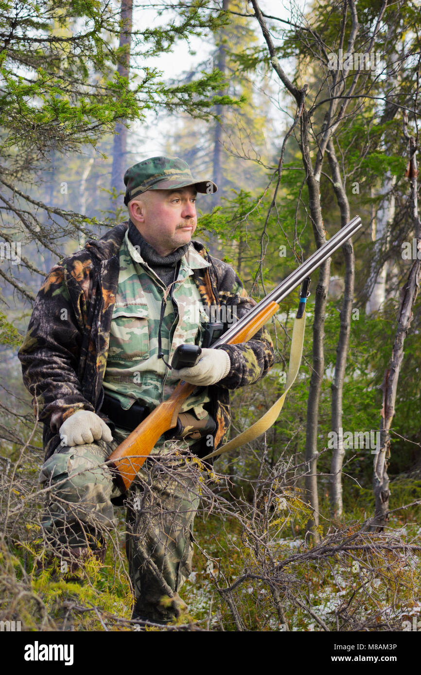 Hunter definiert die Position mit Hilfe des Navigators, Taiga, Russland ...