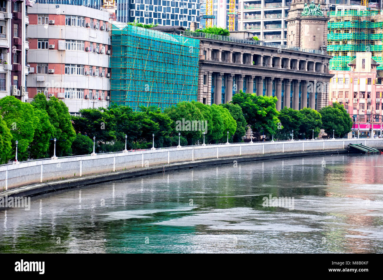Gebäude säumen die Suzhou Creek auf der Puxi Seite in der Stadt Shanghai China. Stockfoto