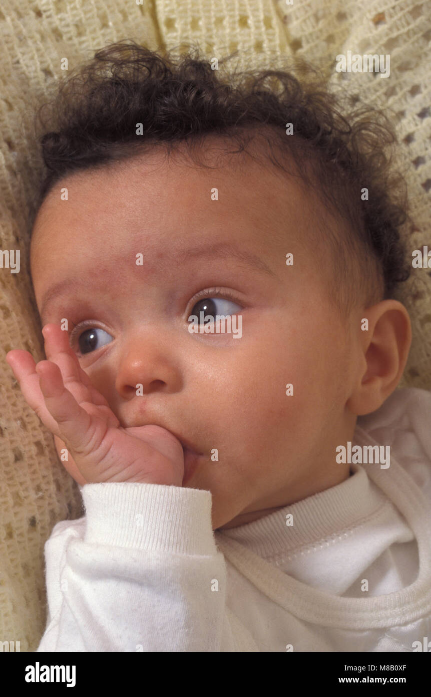 Bi - rassische Babys Saugen Daumen Stockfoto