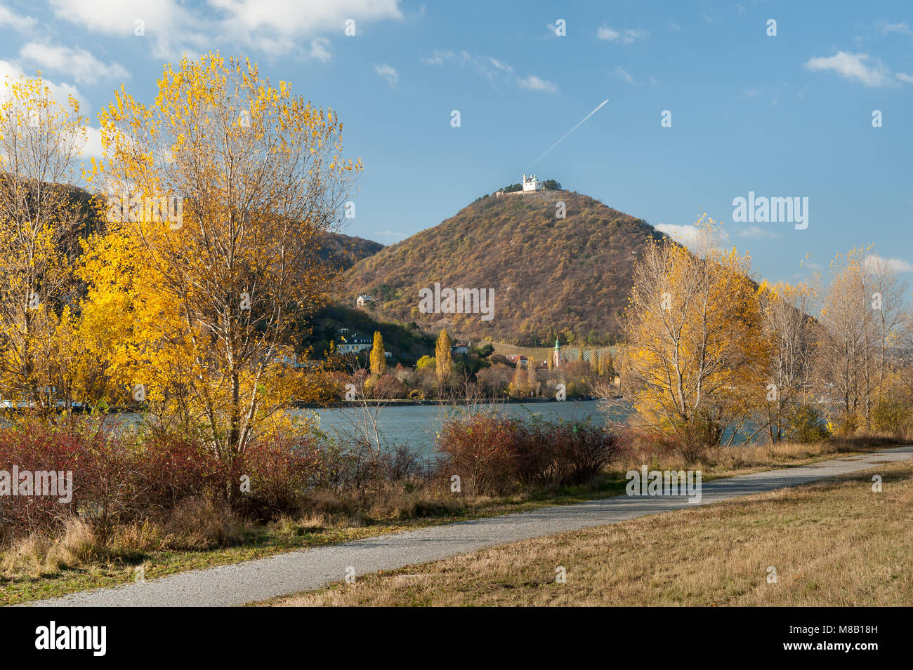 Donau, Leopoldsberg und Kahlenbergerdorf (Österreich) an einem sonnigen Tag im Herbst Stockfoto
