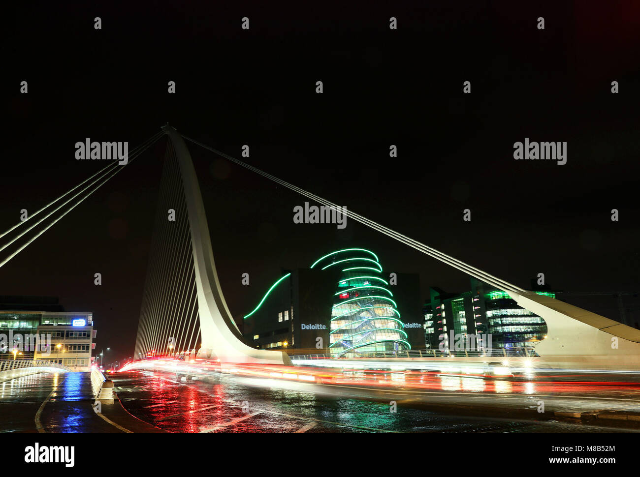 * Hinweis mit langer Belichtungszeit * Die Convention Center in Dublin im Grünen neben dem Samuel Beckett Brücke für die 4-tägige beleuchtete lange St Patrick's Festival. Stockfoto