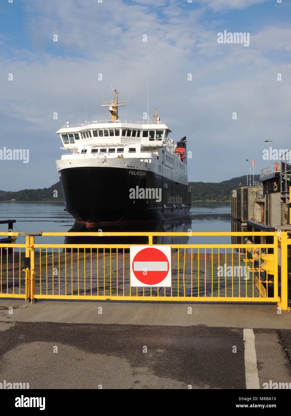 Caledonian MacBrayne's MV Finlaggan am Fährhafen Kennacraig Ankunft auf der Halbinsel Kintyre in Argyll and Bute. Stockfoto