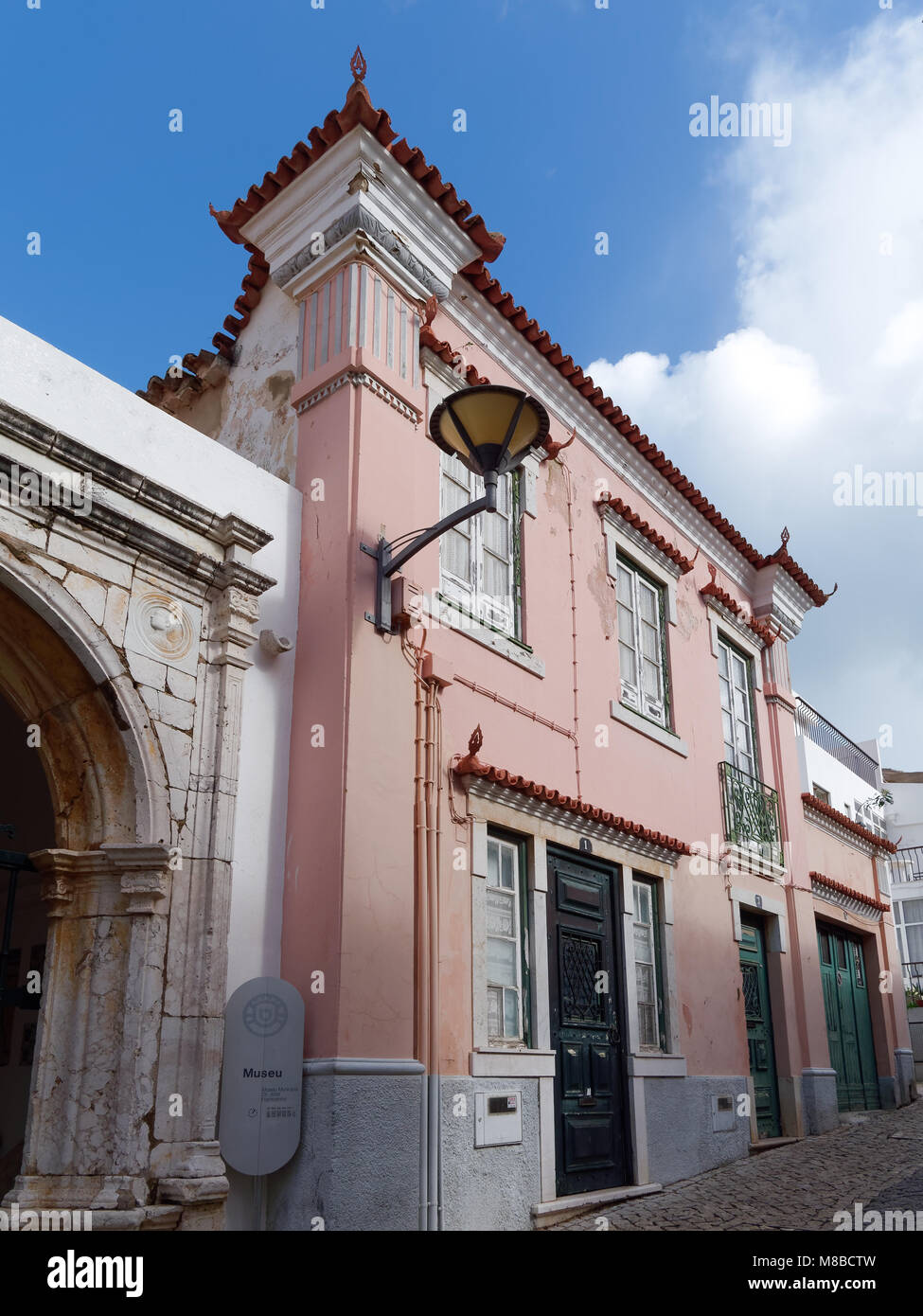 LAGOS, Algarve/Portugal - 5. März: rosa Gebäude in Lagos, Algarve Portugal am 5. März 2018 Stockfoto