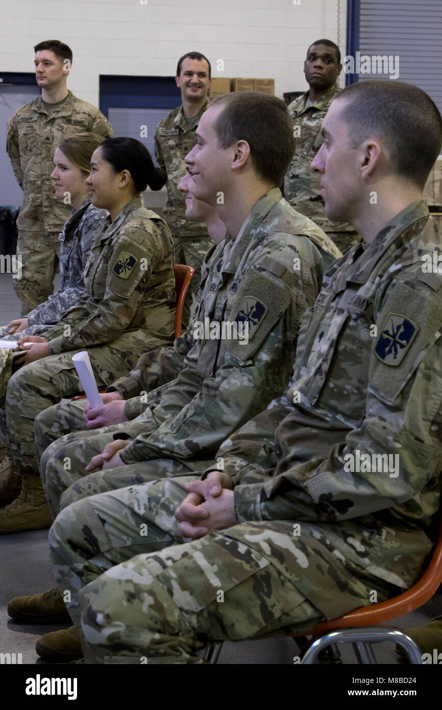 10 Maryland National Guard Soldaten in die 629Th Expeditionary Military Intelligence Battalion zugeordnet eingesetzt nach Ft. Gordon, Georgia von Laurel, Maryland am 13.02.26., 2018. Der militärische Geheimdienst Soldaten wird der aktive Befehl Pflicht durch die Geospatial intelligence Bilder unterstützen; Analyse von Overhead- und Luftaufnahmen aus Stockfoto