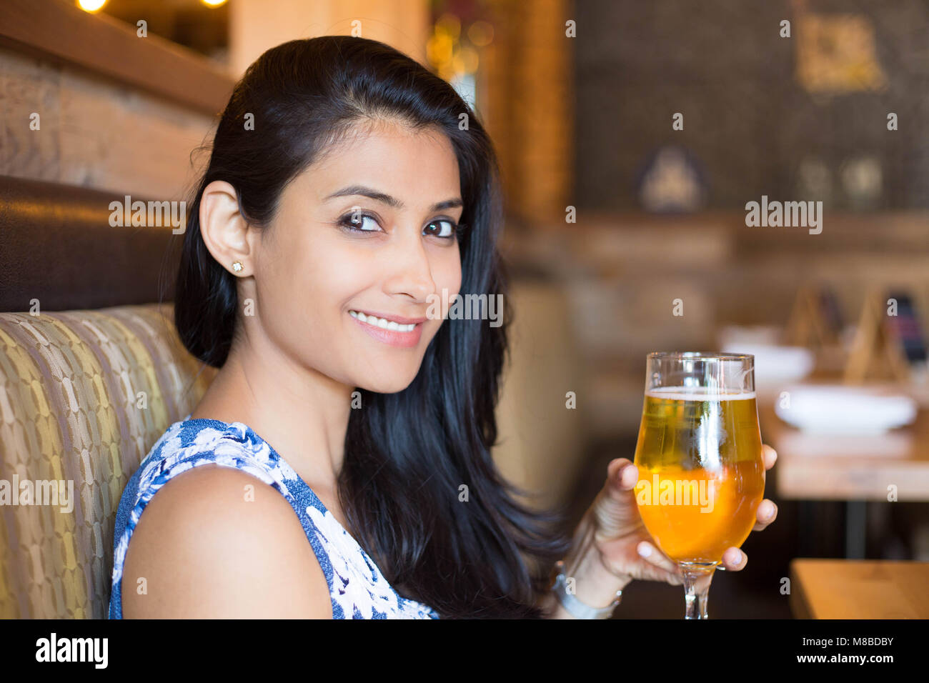 Closeup Porträt, attraktive Frau mit Bier im Bar, isoliert im Innenbereich speisen Hintergrund Stockfoto